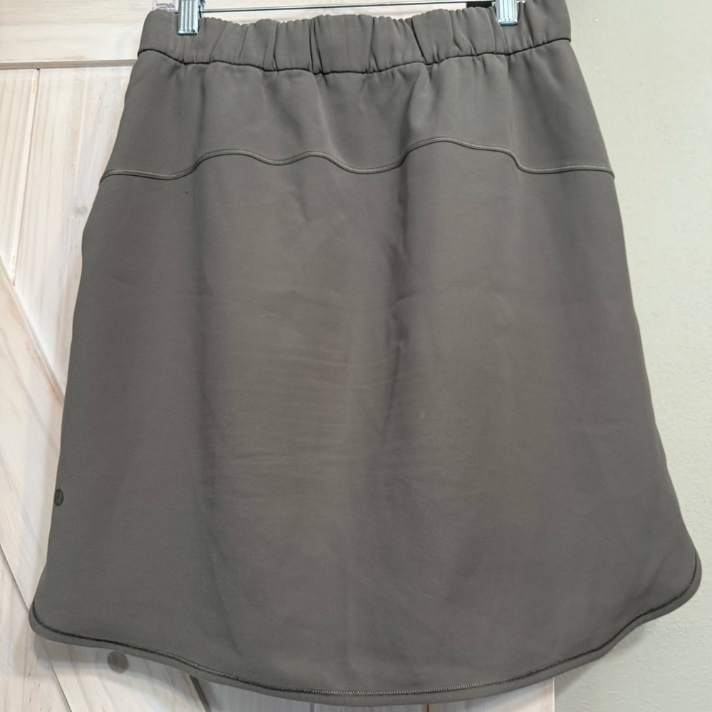 Like new Lululemon Athletica, On the Fly active skirt sage green size 8–29 - Picture 4 of 6